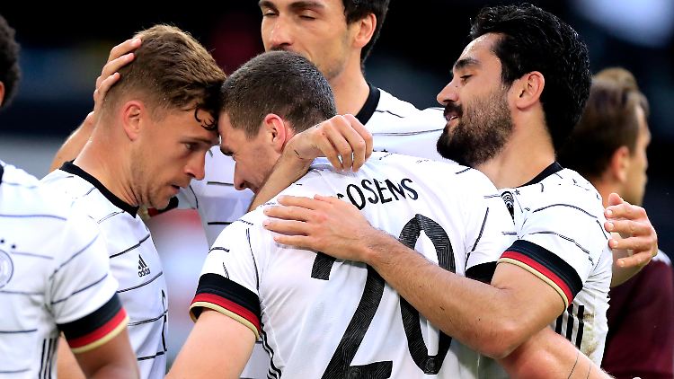 Einer rechts, einer links: Kimmich und Gosens.
