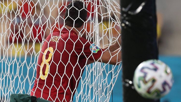 Spieler im Netz, Ball daneben. Das ist falschrum.