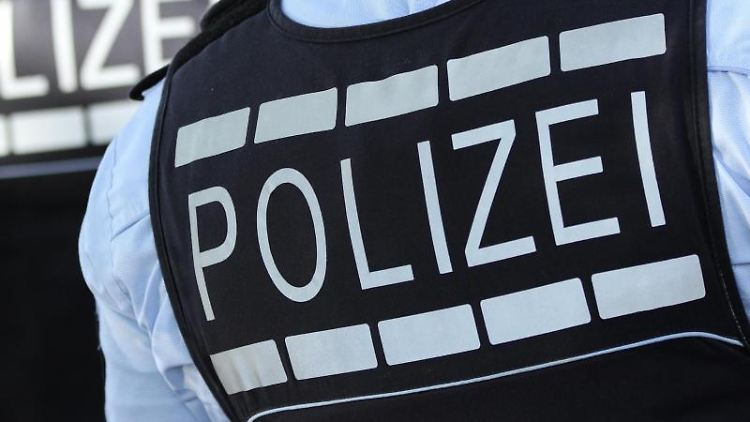 Die Beamten sollen in Chats unter anderem Hitler-Bilder ausgetauscht haben.