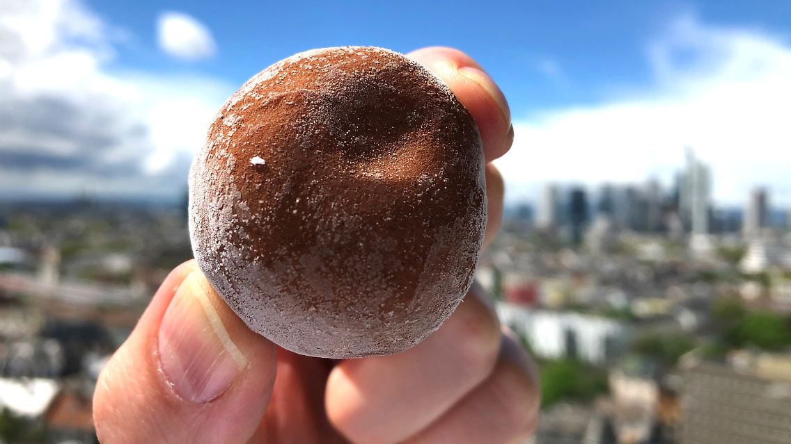 MOCHI-EIS: Seit Neuestem gibt es auch in Deutschland Mochi-Eis. Japan trifft Italien: Weich-zäher Reisteig umhüllt Eiscreme. Die Eiskugeln finden sich in immer mehr Supermärkten.