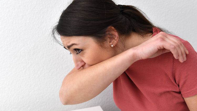 Niesen trägt grundsätzlich zur Verbreitung des Virus bei.
