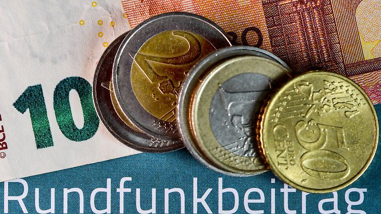 Das höchste Verfassungsgericht hat die Erhöhung des Rundfunkbeitrags von 17,50 Euro auf 18,36 Euro rückwirkend seit 20. Juli angeordnet.