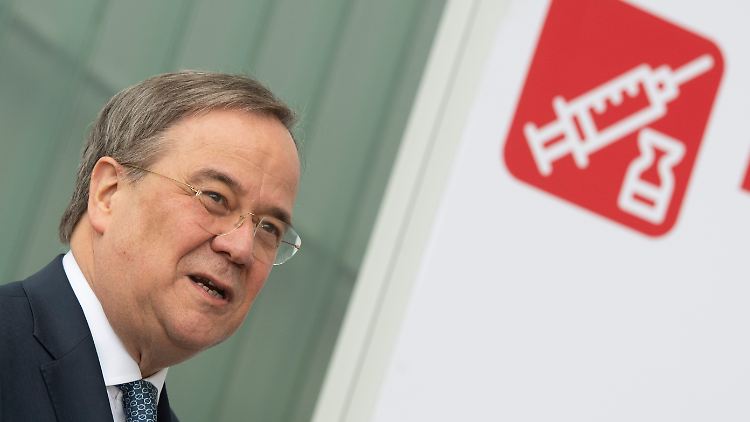 Die Regierung von Ministerpräsident Armin Laschet reagiert auf sinkende Corona-Fallzahlen.