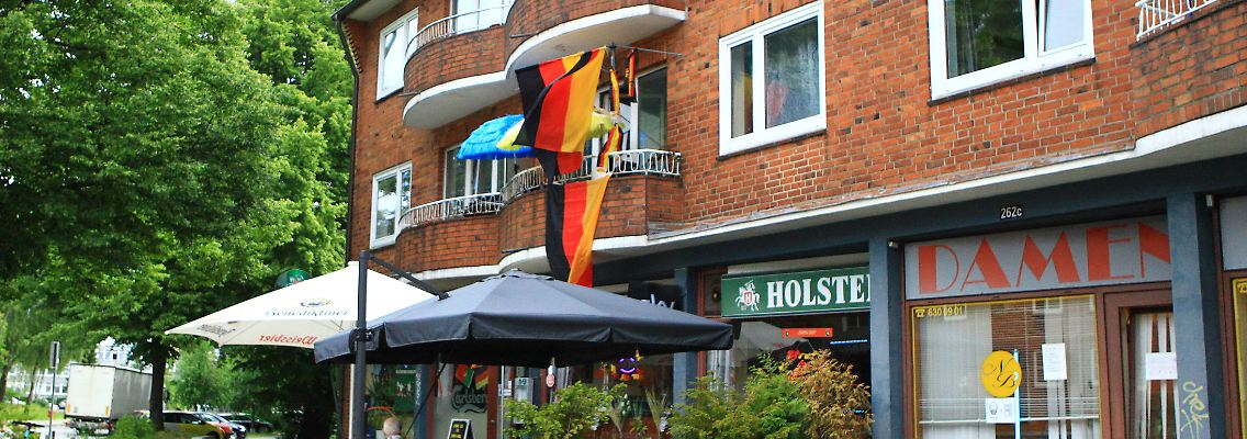 Noch ist in Deutschland wenig von EM-Euphorie zu spüren. Auch wenn hier in Hamburg-Bramfeld eine Fahne hängt.