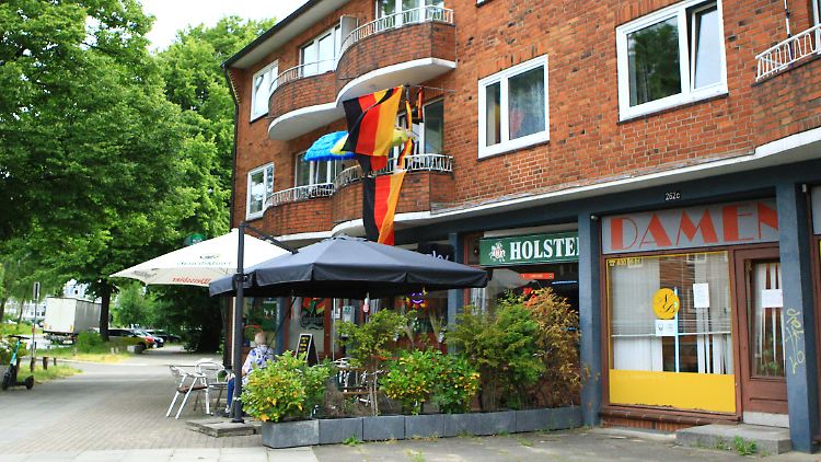 Noch ist in Deutschland wenig von EM-Euphorie zu spüren. Auch wenn hier in Hamburg-Bramfeld eine Fahne hängt.