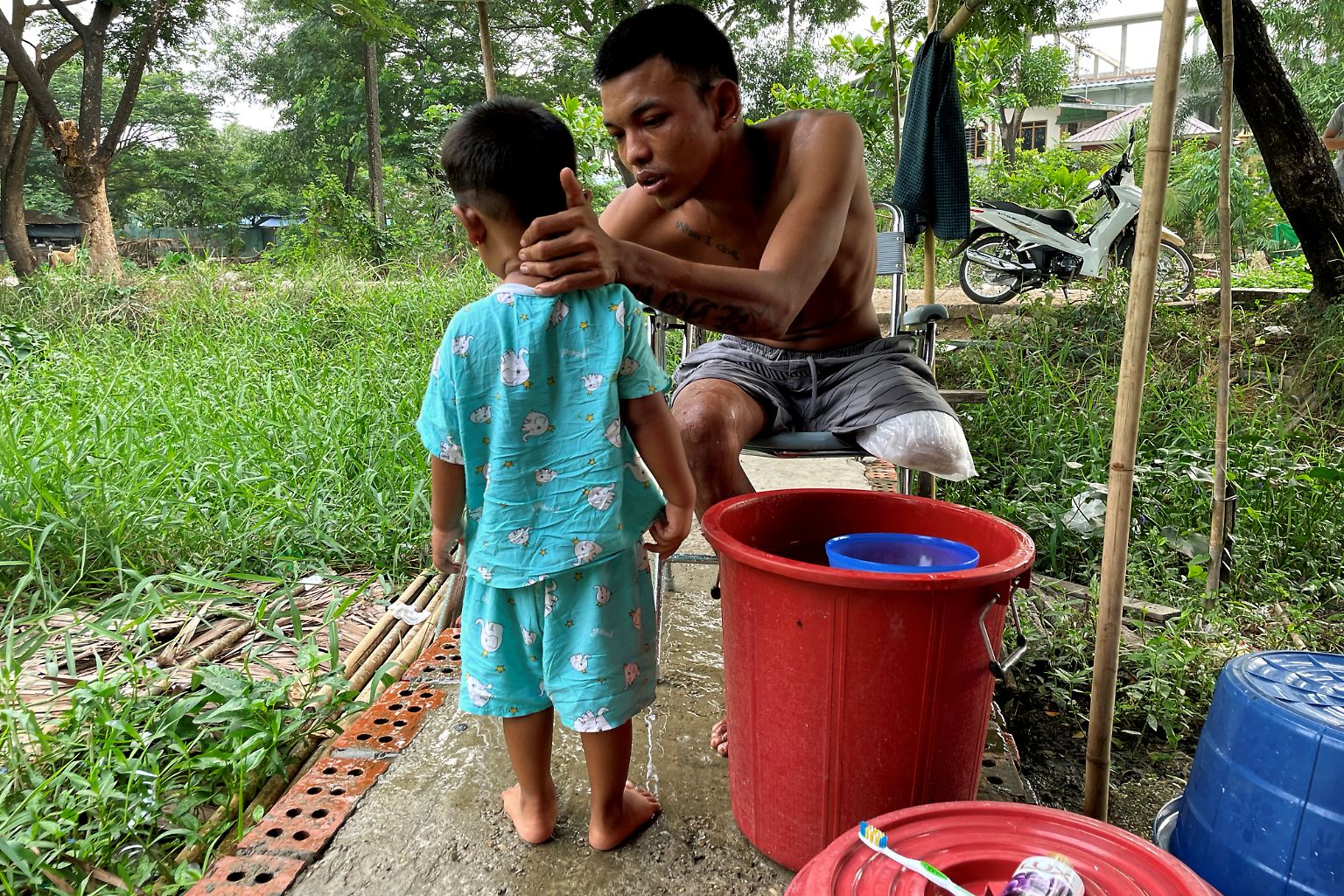 Wenn Ko Phyo sich und seinen zweijährigen Sohn Paing Phyo Oo morgens vor dem Haus wäscht, sitzt er auf einem Stuhl, eine Plastiktüte bedeckt den Stumpf seines Oberschenkels.