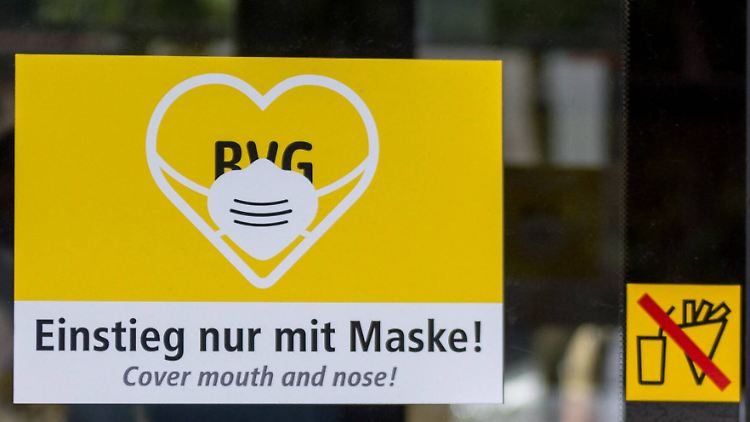 In öffentlichen Verkehrsmitteln - hier in Berlin - gilt nach wie vor die Maskenpflicht. Und ein Pommes-Verbot.