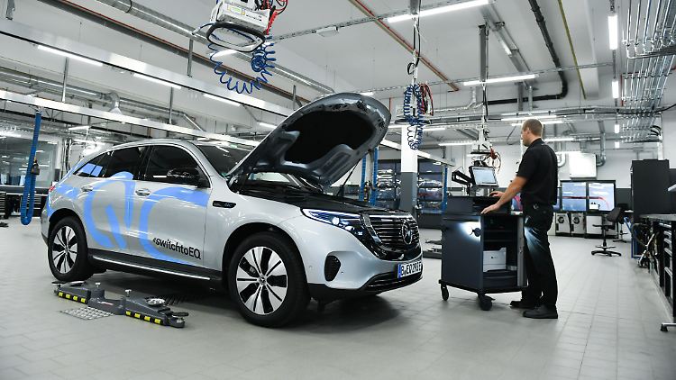 Ein Mercedes EQC 400, der erste rein elektrische SUV von Daimler. Die Tarifverhandlungen mit der Arbeitgeberseite sollen im Laufe des Sommers abgeschlossen werden.