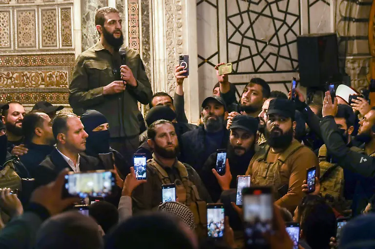 Wie-sich-diese-Minderheiten-mit-den-verschiedenen-Islamistengruppen-arrangieren-koennen-die-nun-in-Syrien-nach-der-Macht-greifen-bleibt-ungewiss-Der-Anfuehrer-der-einflussreichsten-Gruppierung-der-Haiat-Tahrir-al-Scham-HTS-Mohammed-al-Dschulani-hat-zwar-signalisiert-ein-friedliches-Miteinander-anzustreben