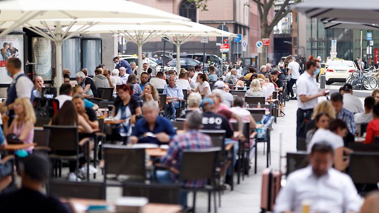 Gut besuchte Innenstädte und Restaurants - in vielen Regionen ist das bereits Realität. 