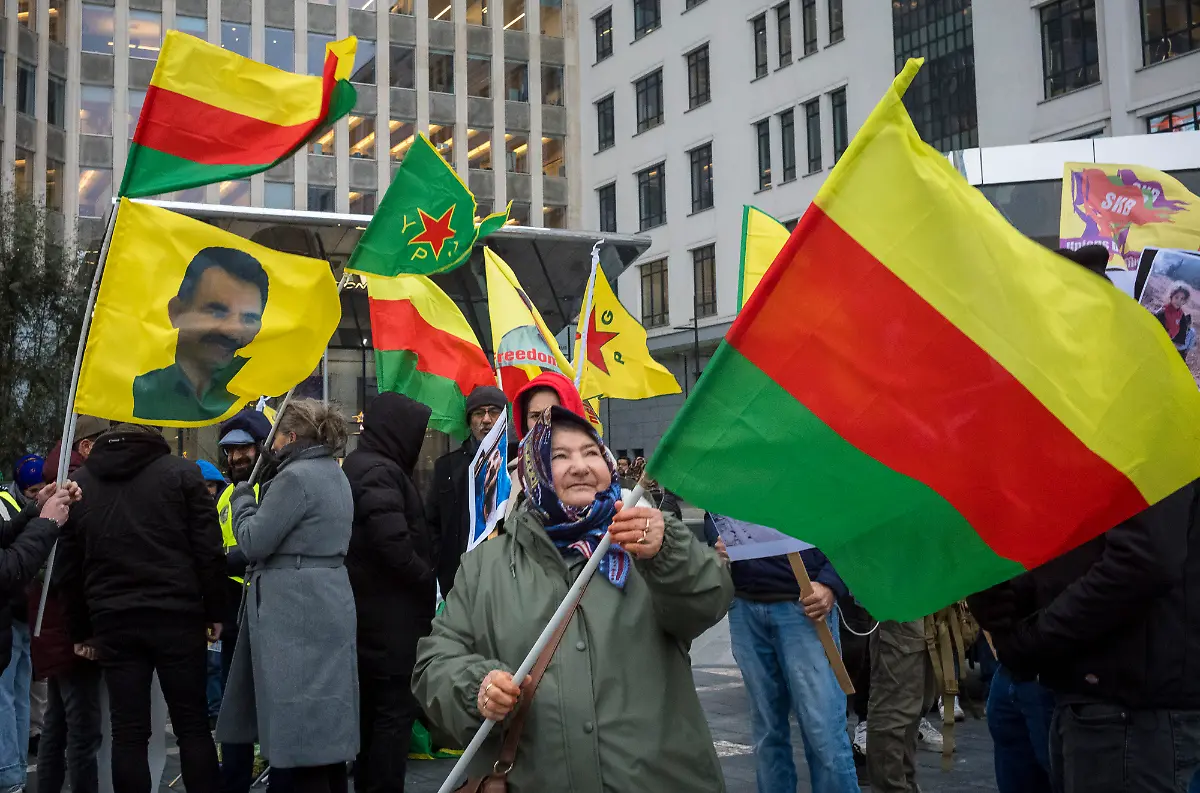 Auch-die-selbstverwaltete-Region-Rojava-Nordostsyrien-fuerchtet-angesichts-des-Systemwechsels-um-ihre-Zukunft-Hier-leben-ueberwiegend-Kurden-Assyrer-und-Araber