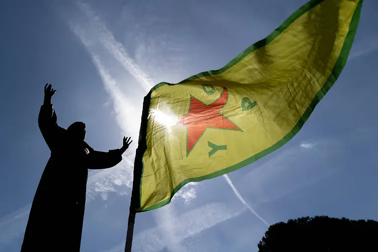 Die-Tuerkei-die-ihre-ganz-eigenen-Interessen-in-Syrien-verfolgt-betrachtet-die-YPG-als-den-militaerischen-Arm-der-PKK-und-damit-als-Feind-Zwischen-der-von-der-Tuerkei-unterstuetzen-Syrian-National-Army-SNA-und-den-kurdisch-gepraegten-SDF-kommt-es-nun-vermehrt-zu-Feindseligkeiten