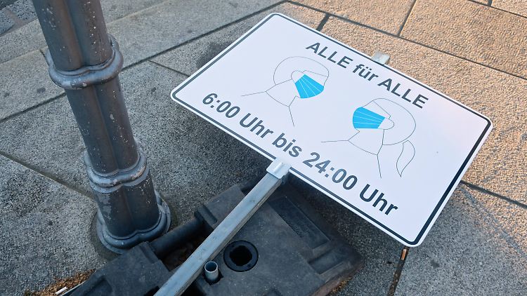 Mit zunehmender Immunisierung können auch die Maßnahmen gegen Corona zurückgefahren werden. Doch das Virus ist  nicht aus der Welt. 