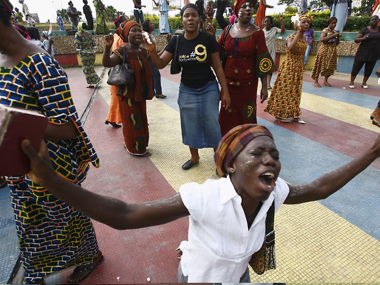 Eine Frau betet um Frieden in Abidjan