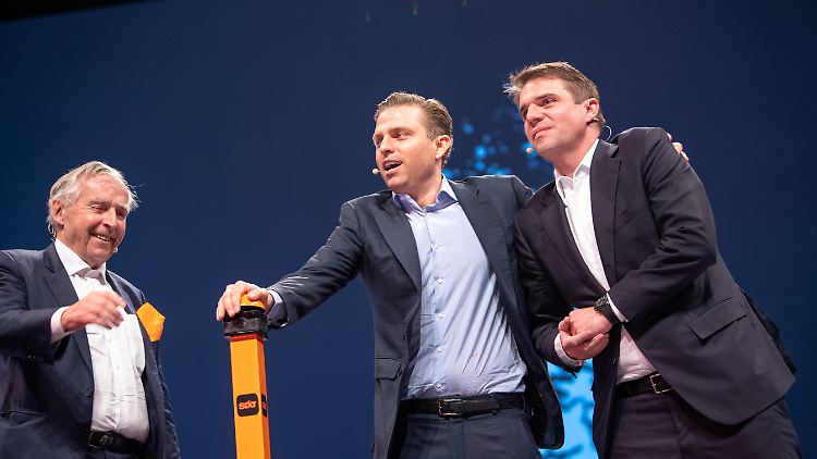 Alexander und Konstantin Sixt sind beim Autovermieter nun am Drücker. Vater Erich (l.) zieht sich zurück.
