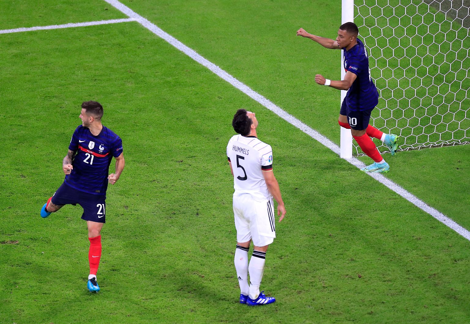 Mats Hummels schaute kurz flehend gen Himmel. Als ob von oben noch Hilfe kommen könnte, … 