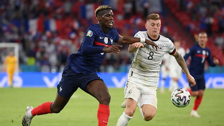 "Immer, wenn der Mittelfeldspieler das Nationaltrikot trägt, wächst er über sich hinaus", schreibt "Le Monde" über Paul Pogba.
