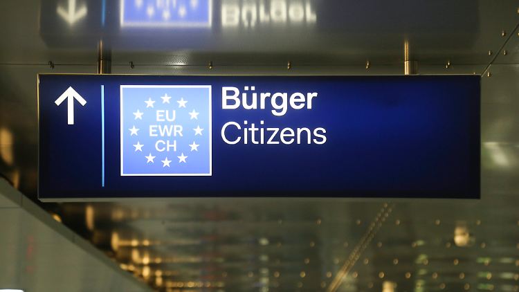 EU-Bürger sowie Menschen aus Norwegen, Island, Liechtenstein und der Schweiz müssen sich aktiv um ein Bleiberecht in Großbritannien bemühen. 