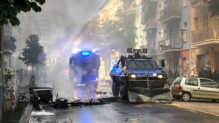 Polizei und Feuerwehr wurden bei ihrem Einsatz von Steinewerfern behindert.