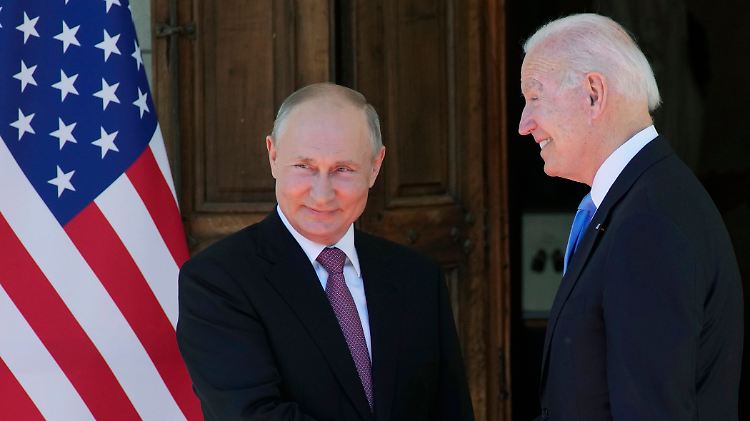 Ein kurzer Händedruck zu Beginn: Biden (r.) und Putin in Genf.