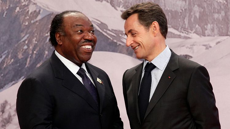 Als der damalige französische Präsident Sarkozy seinen Kollegen aus Gabun im Jahre 2010 bei einem Gipfel in Montreux traf, war noch nicht abzusehen, was nun passierte.