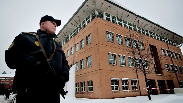 Ein Polizist vor dem Gericht in Kopenhagen.