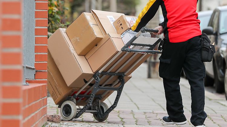 Online-Einkäufe halten die Paketboten auf Trab.