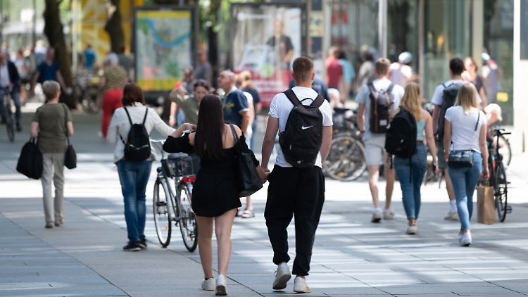 Bund und Länder wollen über den Sommer ein Konzept erarbeiten, um kostenlose Bürgertests gegebenenfalls auch im Herbst und Winter fortzusetzen. 