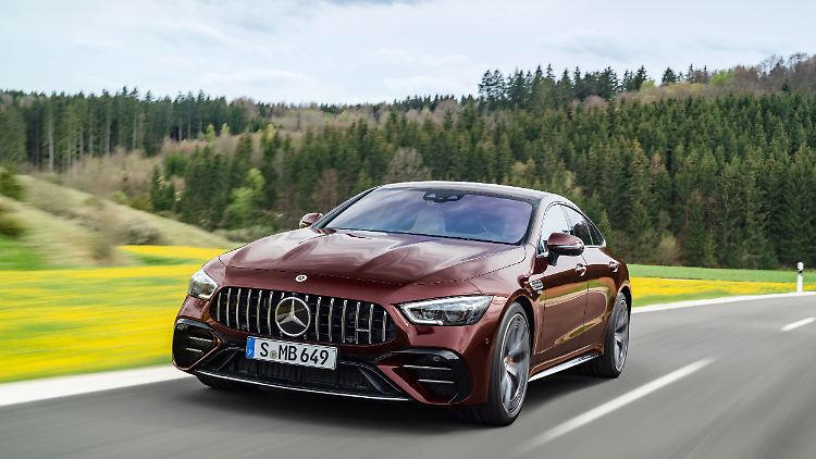 Optisch hat sich am Mercedes-AMG 4-Türer Coupé der Stoßfänger verändert. Sonst hat man alles beim Alten gelassen.