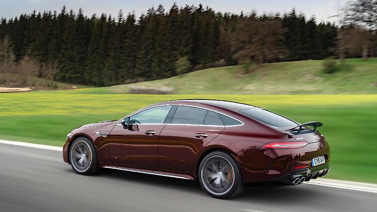 Neue Außenfarben sollen den Augen beim Blick auf den Mercedes-AMG GT 4-Türer Coupé schmeicheln.