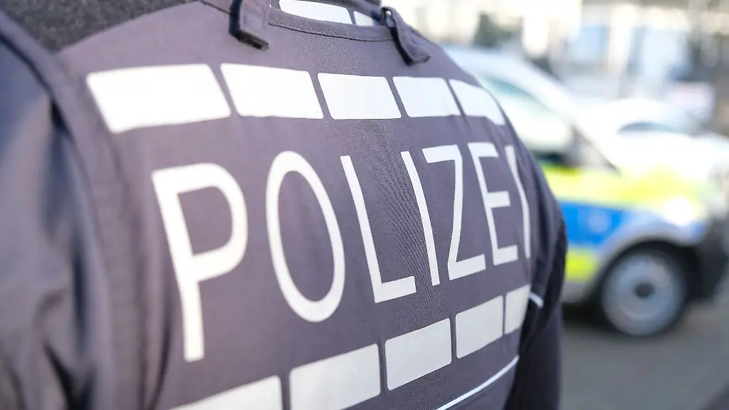 Die-Polizei-hat-bei-einem-Einsatz-in-Westend-Charlottenburg-Wilmersdorf-die-Wohnung-einer-Letzte-Generation-Aktivistin-unter-die-Lupe-genommen