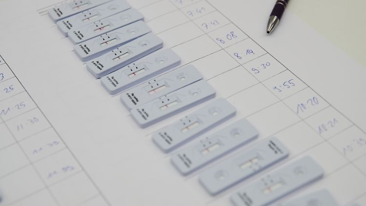 Die Zahl positiver Corona-Tests geht weiter zurück.