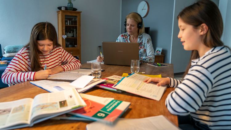 Viele Eltern hatten in der Corona-Pandemie keine Wahl und mussten Kinderkrankentage nehmen, wenn etwa Schulen geschlossen waren. 