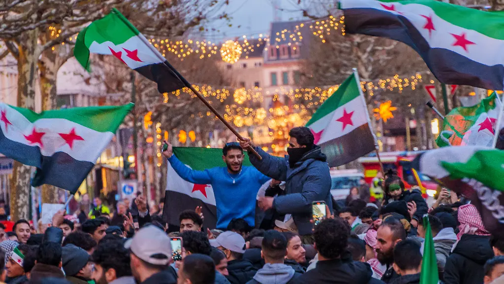 Die-Flagge-steht-fuer-die-drei-syrischen-Regionen-Damaskus-Aleppo-und-Deir-ez-Zor-In-dieser-Form-wurde-sie-seit-Beginn-des-Buergerkriegs-aber-nur-von-Oppositionellen-verwendet