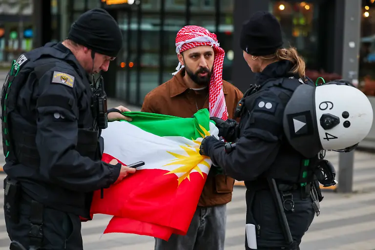Gelegentlich-sieht-man-auf-Demonstrationen-und-Versammlungen-von-Syrern-aber-auch-Flaggen-mit-kurdischer-Symbolik