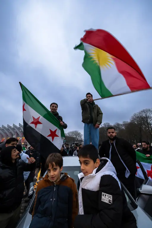 Die-kurdische-Minderheit-Syriens-lebt-vor-allem-im-Nordosten-des-Landes-Ihre-Flagge-ist-rot-weiss-gruen-und-hat-eine-gelbe-Sonne-mit-21-Strahlen-in-der-Mitte