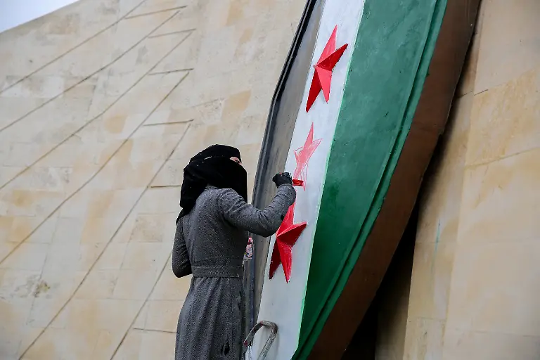 oder-auch-handschriftlich-ergaenzt-Auch-mehrere-syrische-Botschaften-im-Ausland-haben-mittlerweile-die-neue-alte-Syrien-Flagge-gehisst