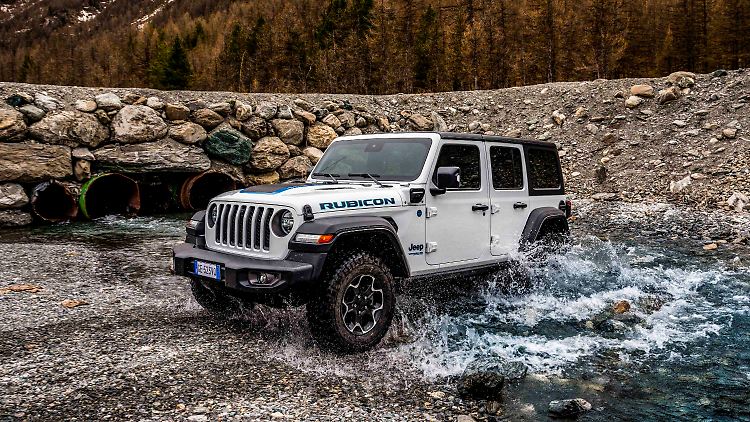 Mit seinen drei Herzen macht der Jeep Wrangler 4xe vor allem im Gelände eine gute Figur.