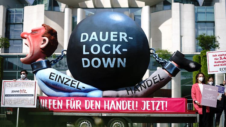 Mitte Mai demonstrieren Einzelhändler vor dem Kanzleramt gegen die Corona-Maßnahmen. Nun wird bekannt, dass viele Unternehmen die staatlichen Hilfen nicht abriefen.