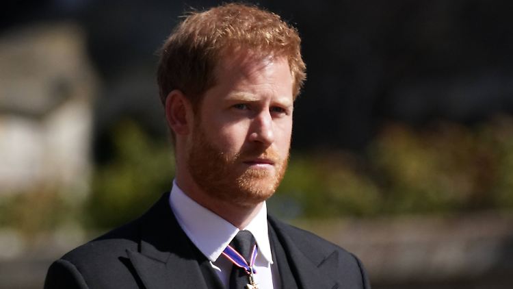 Er lässt seine Frau wohl mal wieder zu Hause: Prinz Harry.