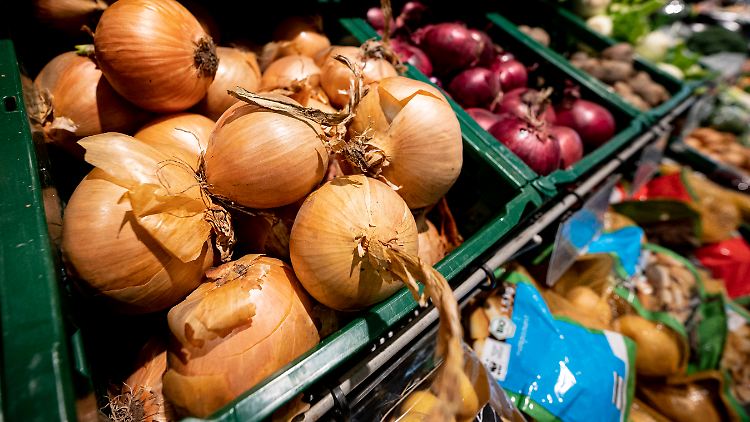 Nach Prognosen des Instituts für Weltwirtschaft steigt die Inflation und Verbraucher werden für viele Produkte deutlich tiefer in die Tasche greifen müssen. 