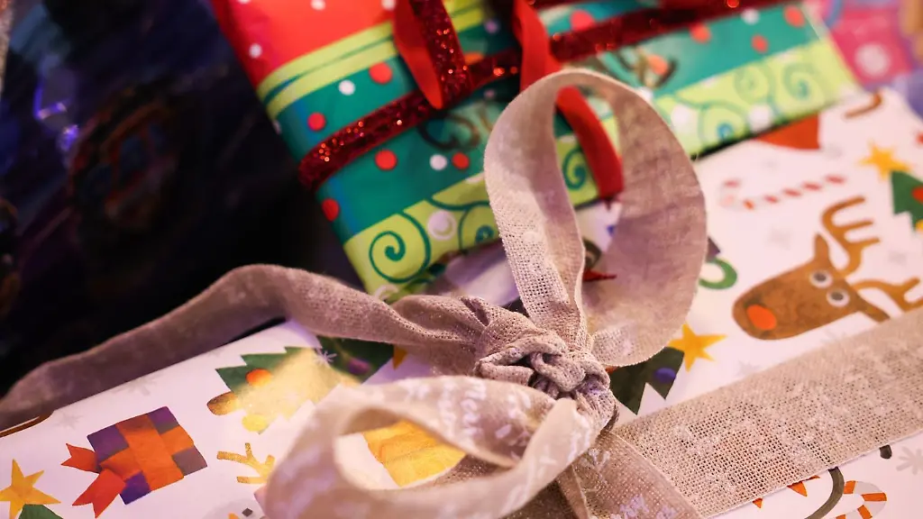 Mehrere-selbst-verpackte-Weihnachtspakete-sind-in-Altenkirchen-von-einem-Auto-gefallen-und-konnten-nur-mit-Hilfe-von-Polizei-und-Oeffentlichkeit-wieder-auf-den-richtigen-Weg-gebracht-werden