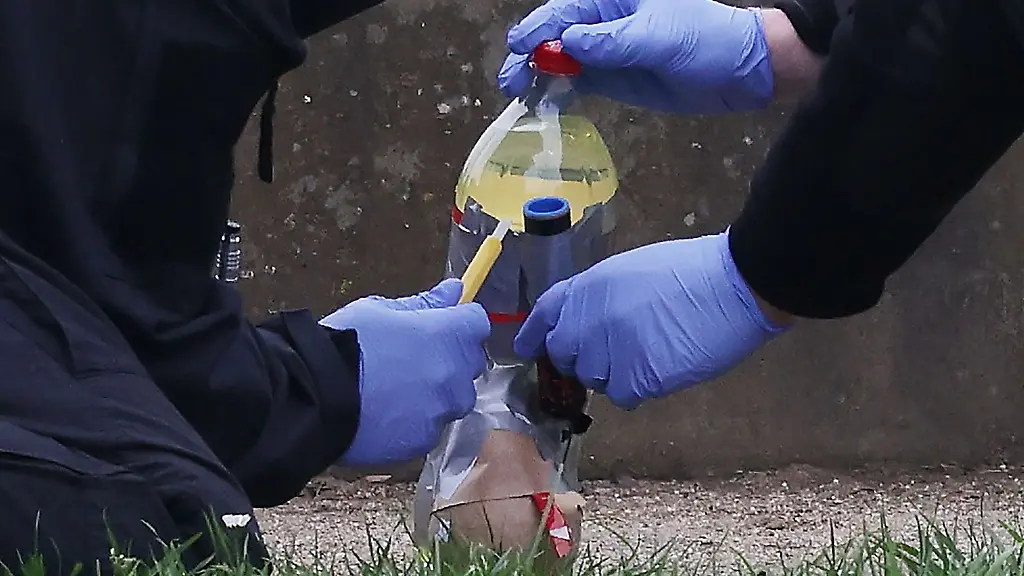 Unbekannte-haben-in-Duesseldorf-einen-Spreng-und-Brandsatz-an-einem-Wohnhaus-deponiert