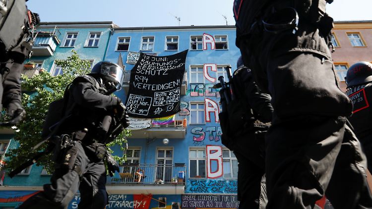 Mit 1000 Kräften rückte die Polizei in der Berliner Rigaer Straße an.