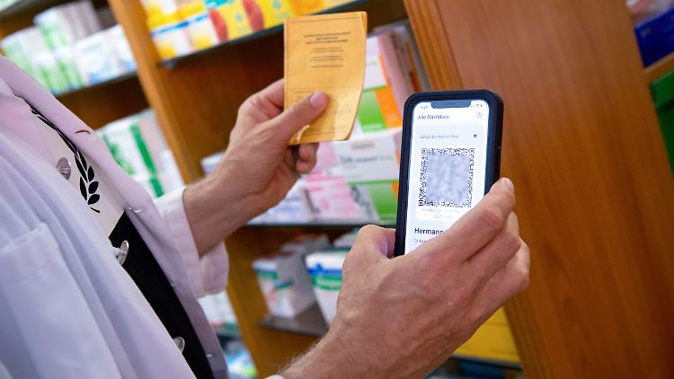Menschen, die gegen das Coronavirus geimpft sind, können sich in Apotheken einen digitalen Impfnachweis abholen.