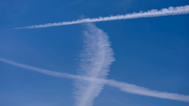 Kondensstreifen sind lange, schmale, künstliche Wolken, die insbesondere im Gefolge von Luftfahrzeugen durch Wasserdampf und sonstige Abgase sowie durch Unterdruck entstehen können