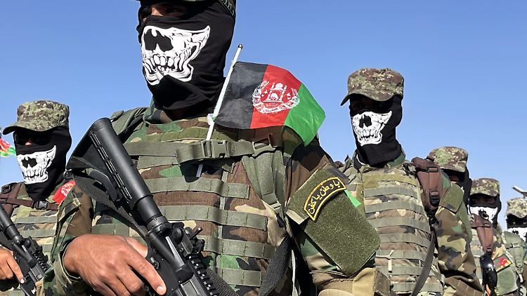 Spezialkräfte der Regierung bei einer Zeremonie in Kabul: Die Taliban sehen die Elitesoldaten als Verräter an.