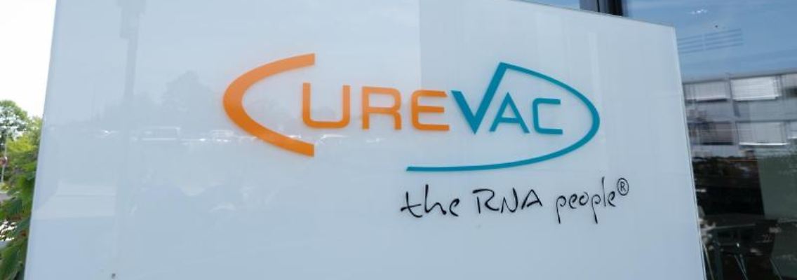 Ein Schild mit dem Logo des biopharmazeutischen Unternehmens Curevac steht vor der Zentrale. Foto: Bernd Weißbrod/dpa