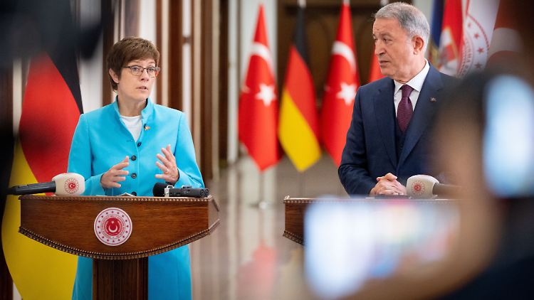 AKK sprach in der Türkei über Russland, Rüstung und Afghanistan.