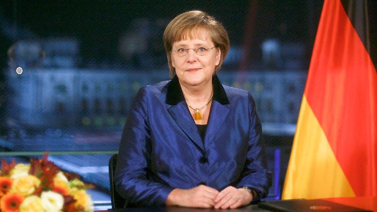 Angela Merkel, feierlich zum Jahresabschluss.